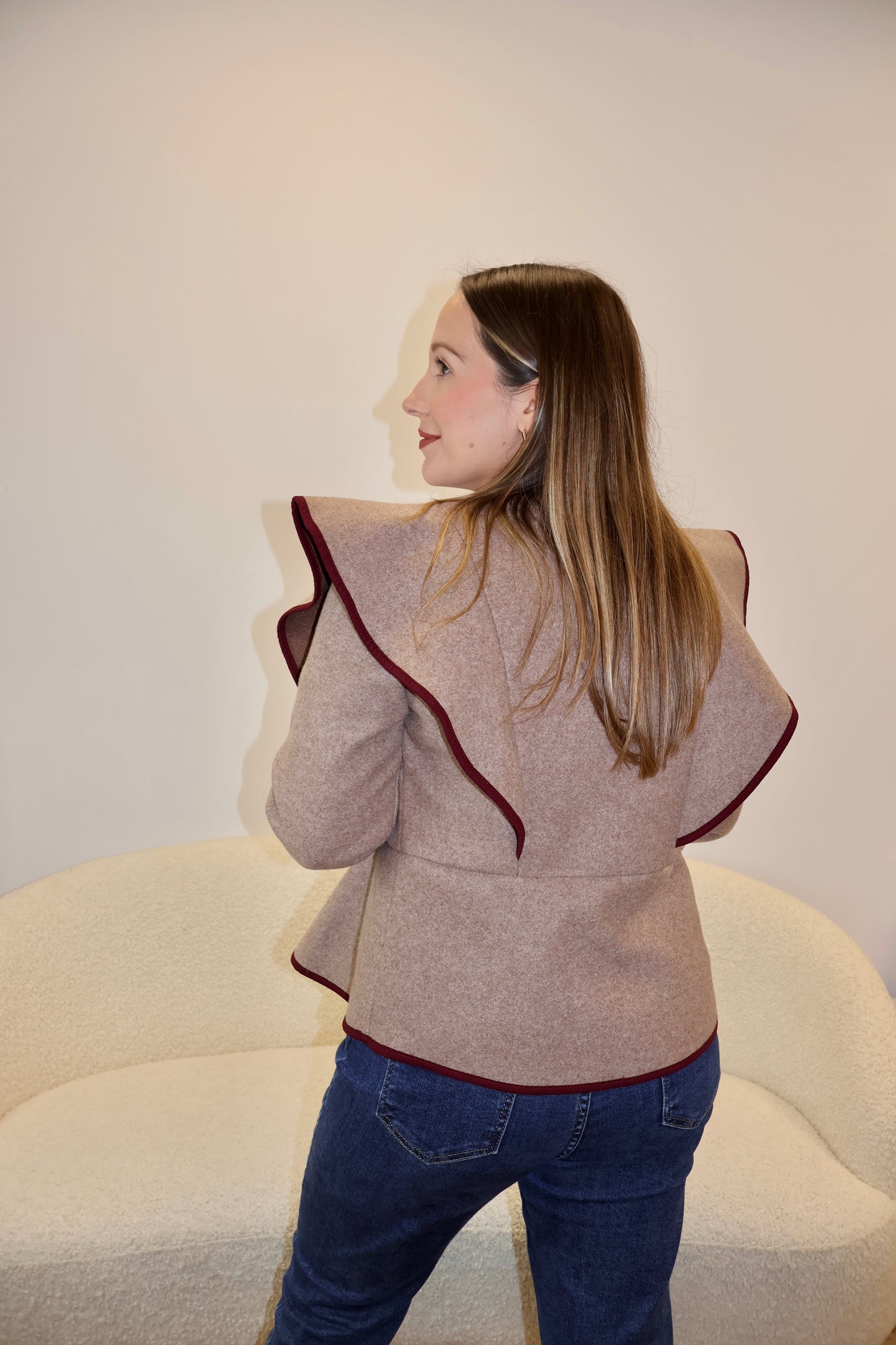 Chaqueta Beige Ribetes Burdeos