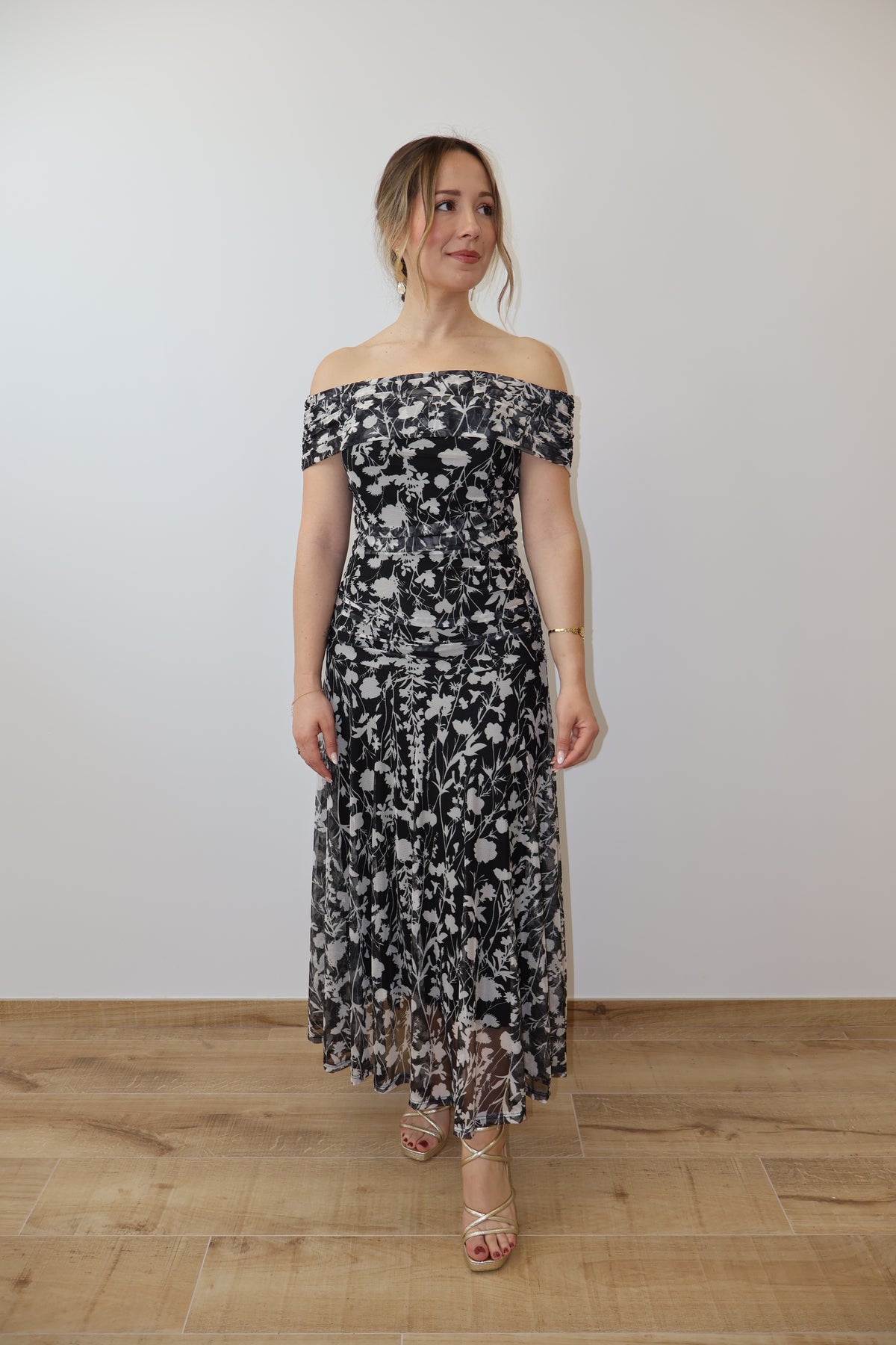 Vestido de invitada de tul con escote bardot