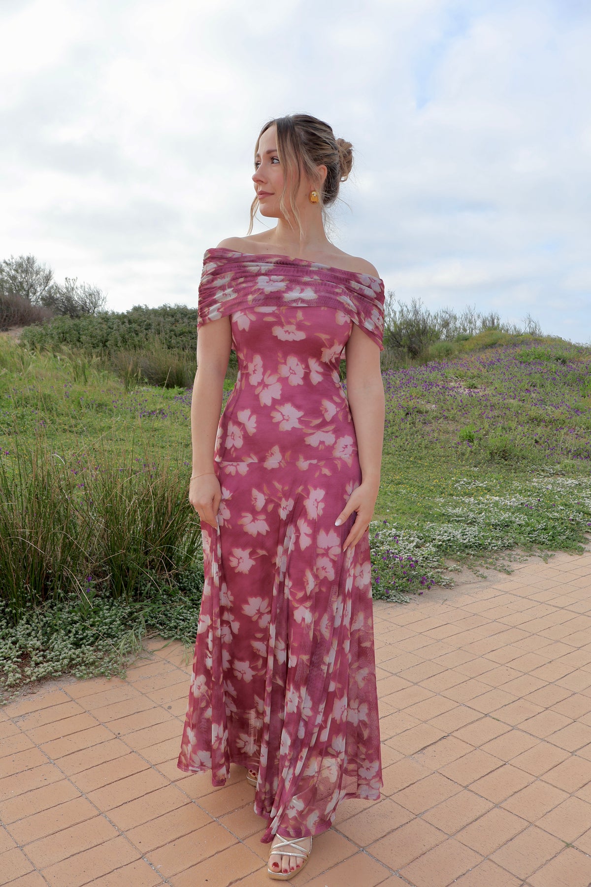 Vestido de invitada de tul azul con flores rosas
