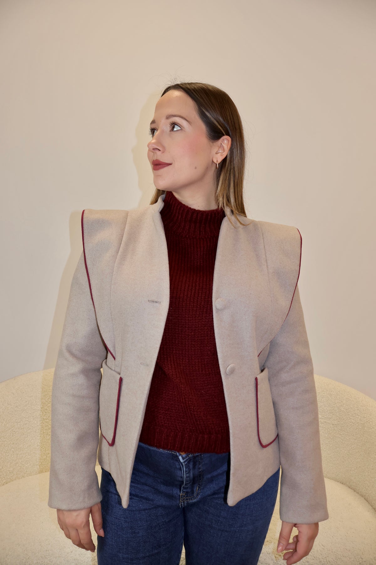 Chaqueta de paño beige con ribetes burdeos para mujer