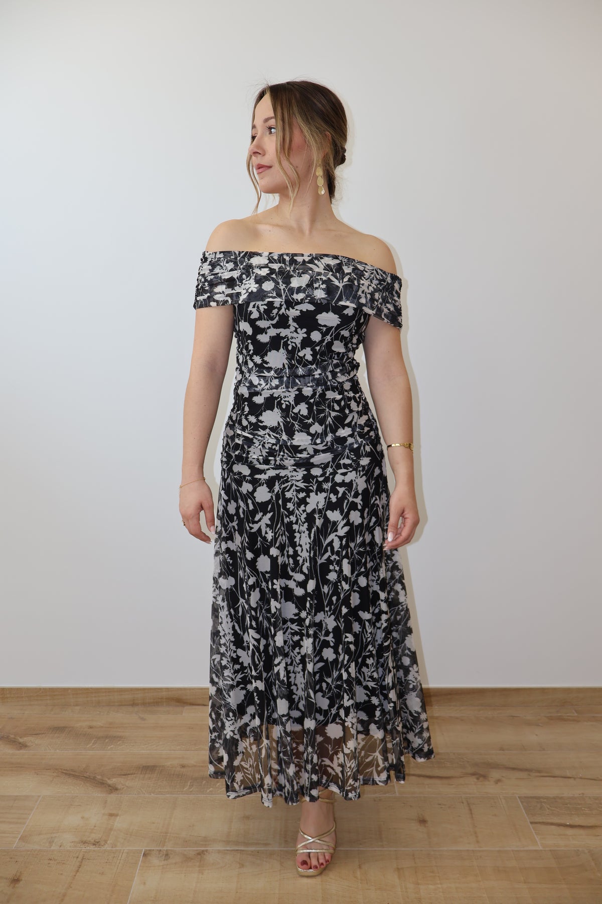 Vestido de invitada de tul con escote bardot, otra vista