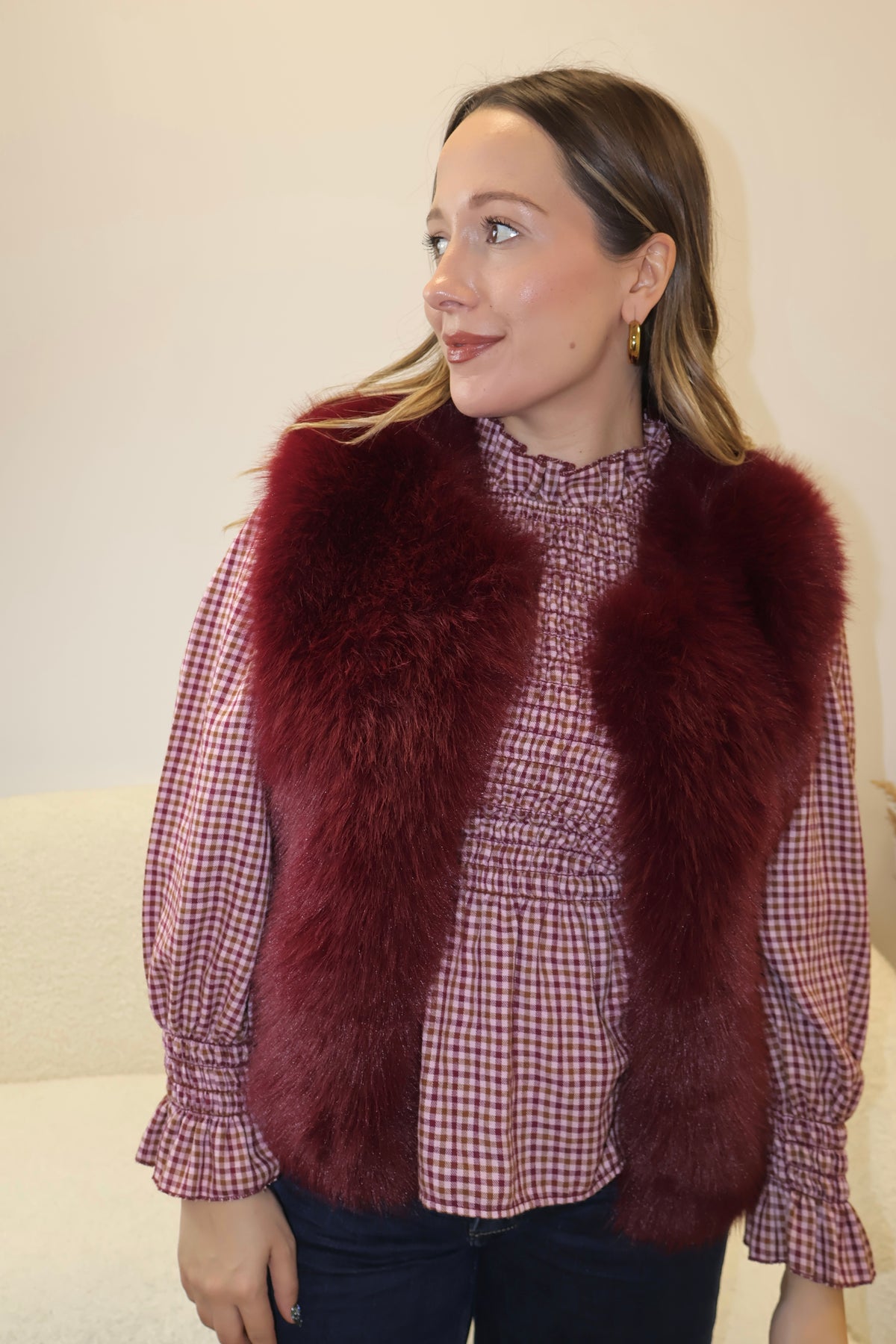 Chaleco de pelo burdeos para mujer