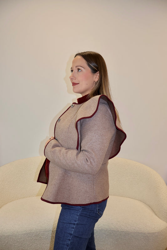 Chaqueta Beige Ribetes Burdeos