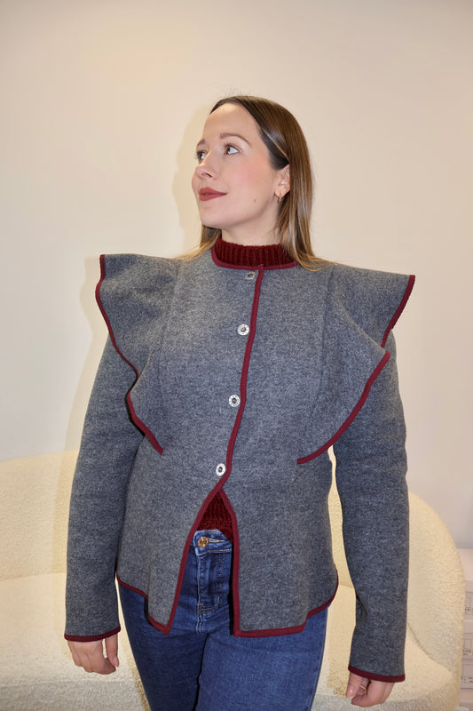 Chaqueta Gris Ribetes Burdeos