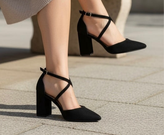 Zapato pico negro cruzado