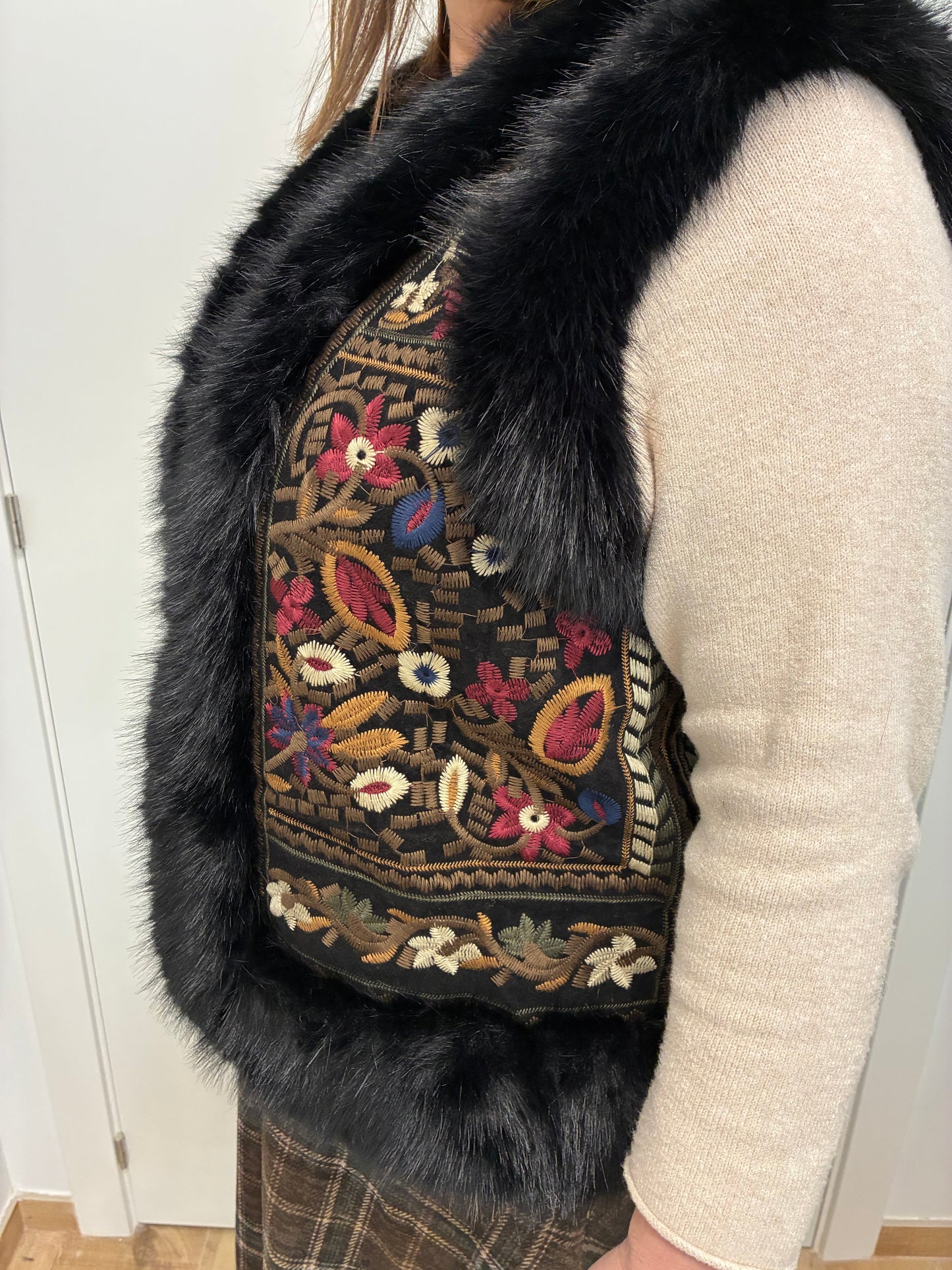 Chaleco Bordado Flores Negro