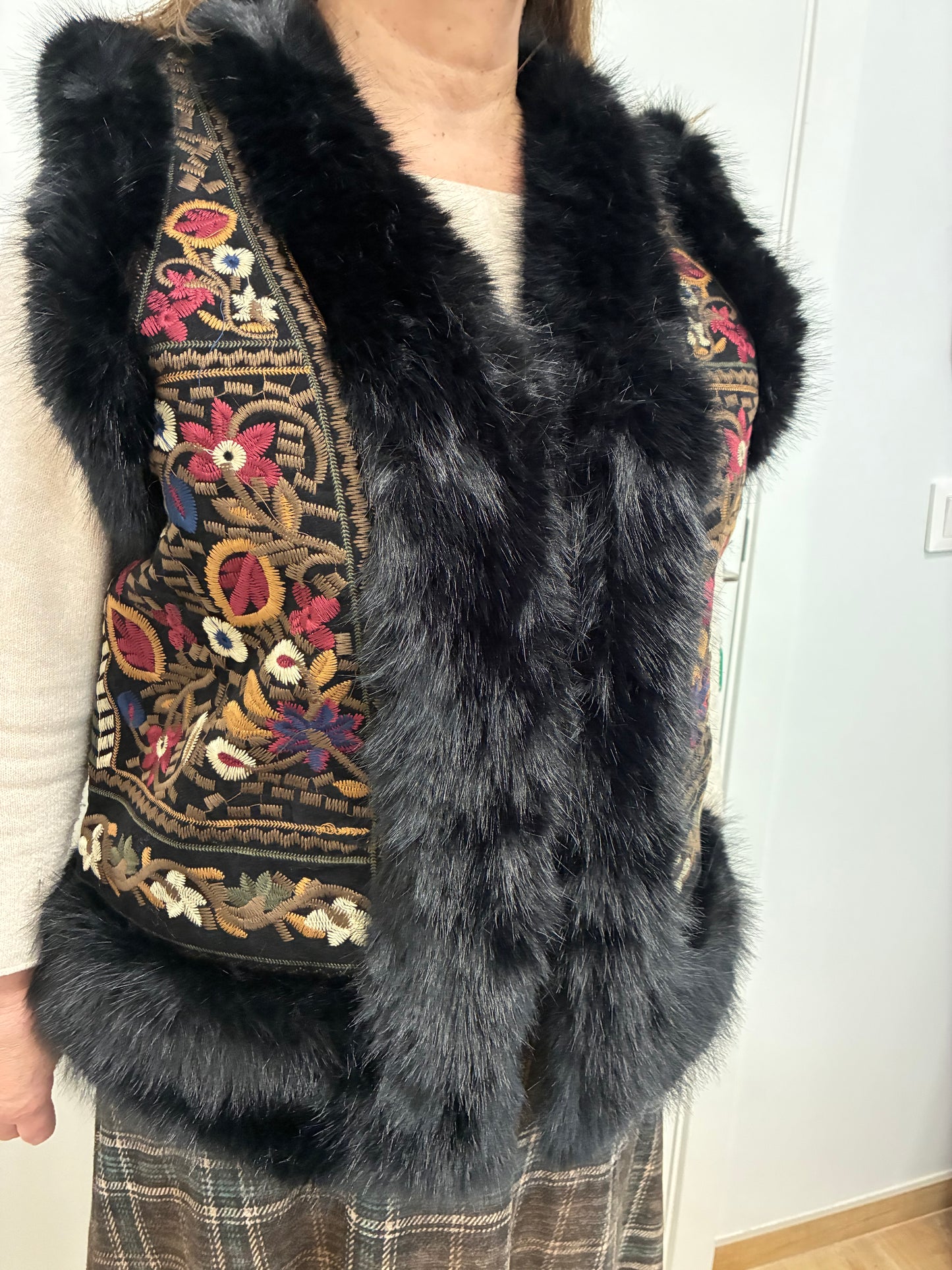 Chaleco Bordado Flores Negro