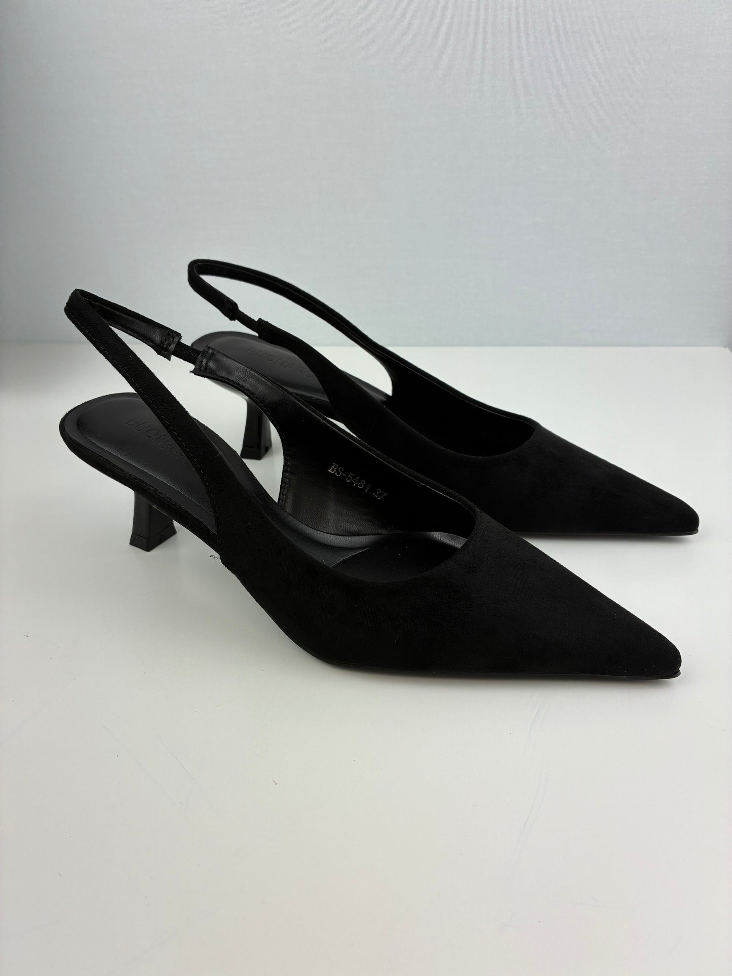 Zapato de tacón negro