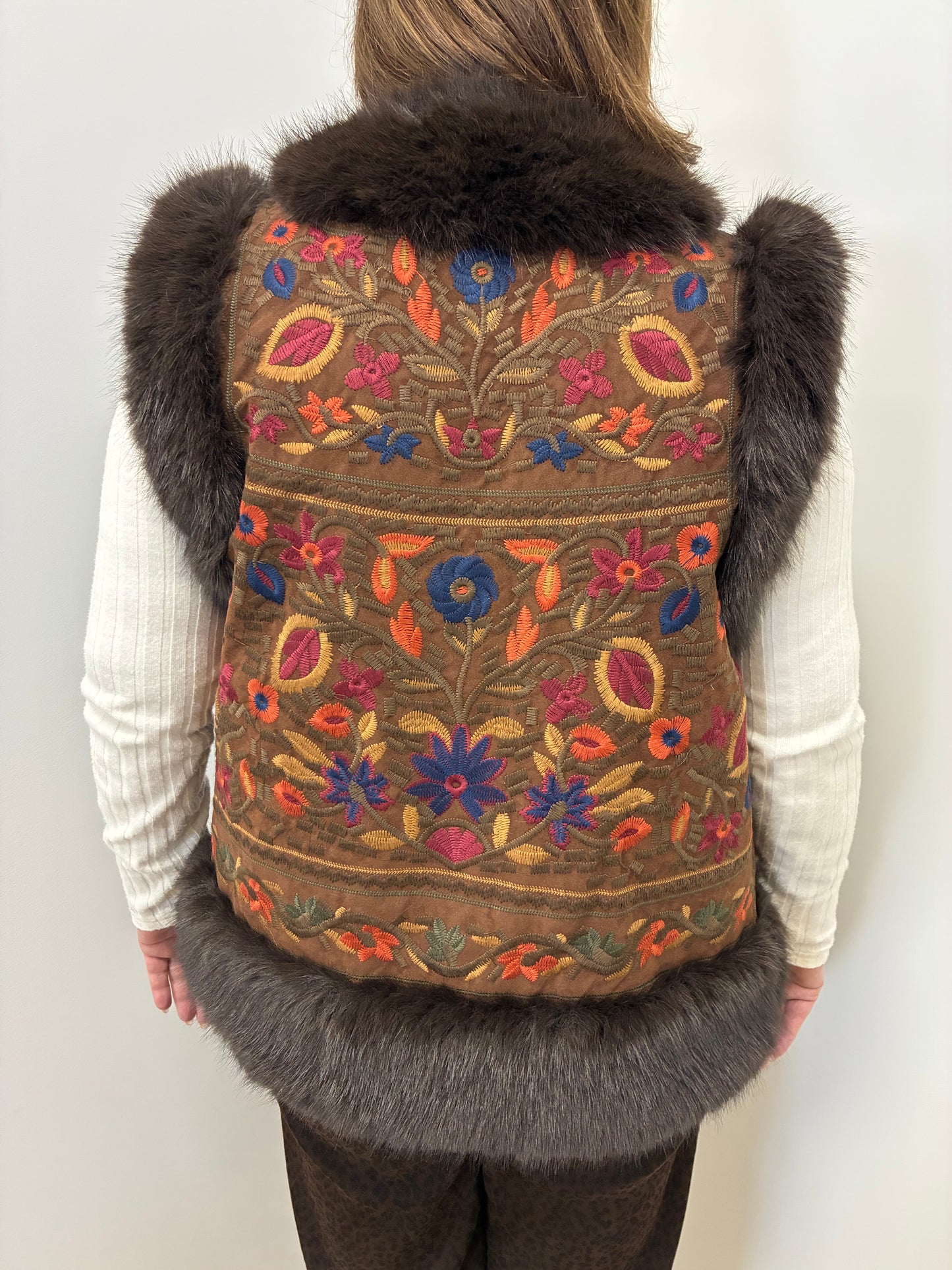 Chaleco Bordado Flores Marrón
